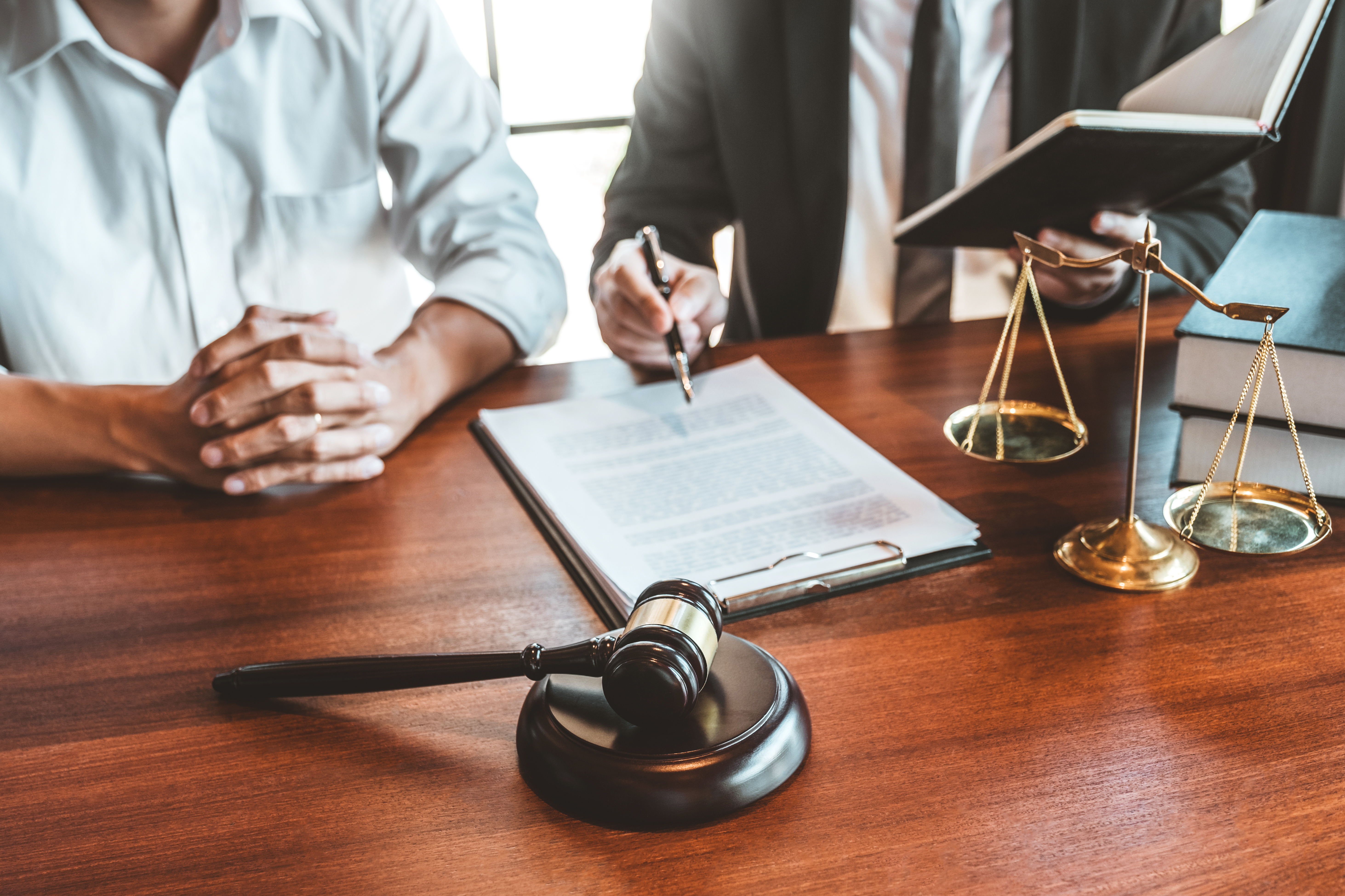 Judges,Male,Lawyers,Consultation,Of,Businessmen,Legal,Services,Consulting,In